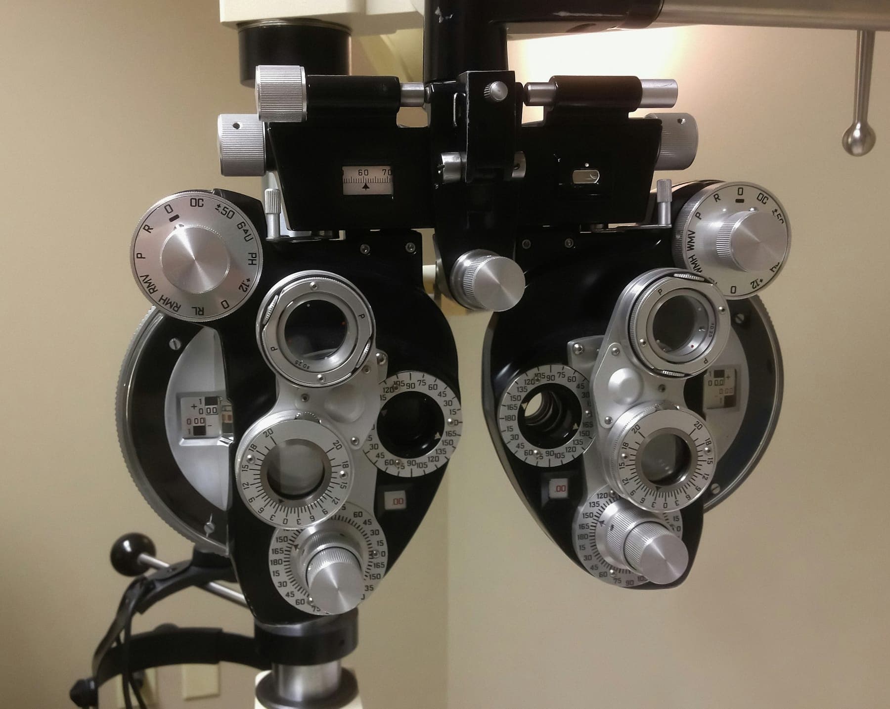 Close view of an ophthalmic refraction instrument